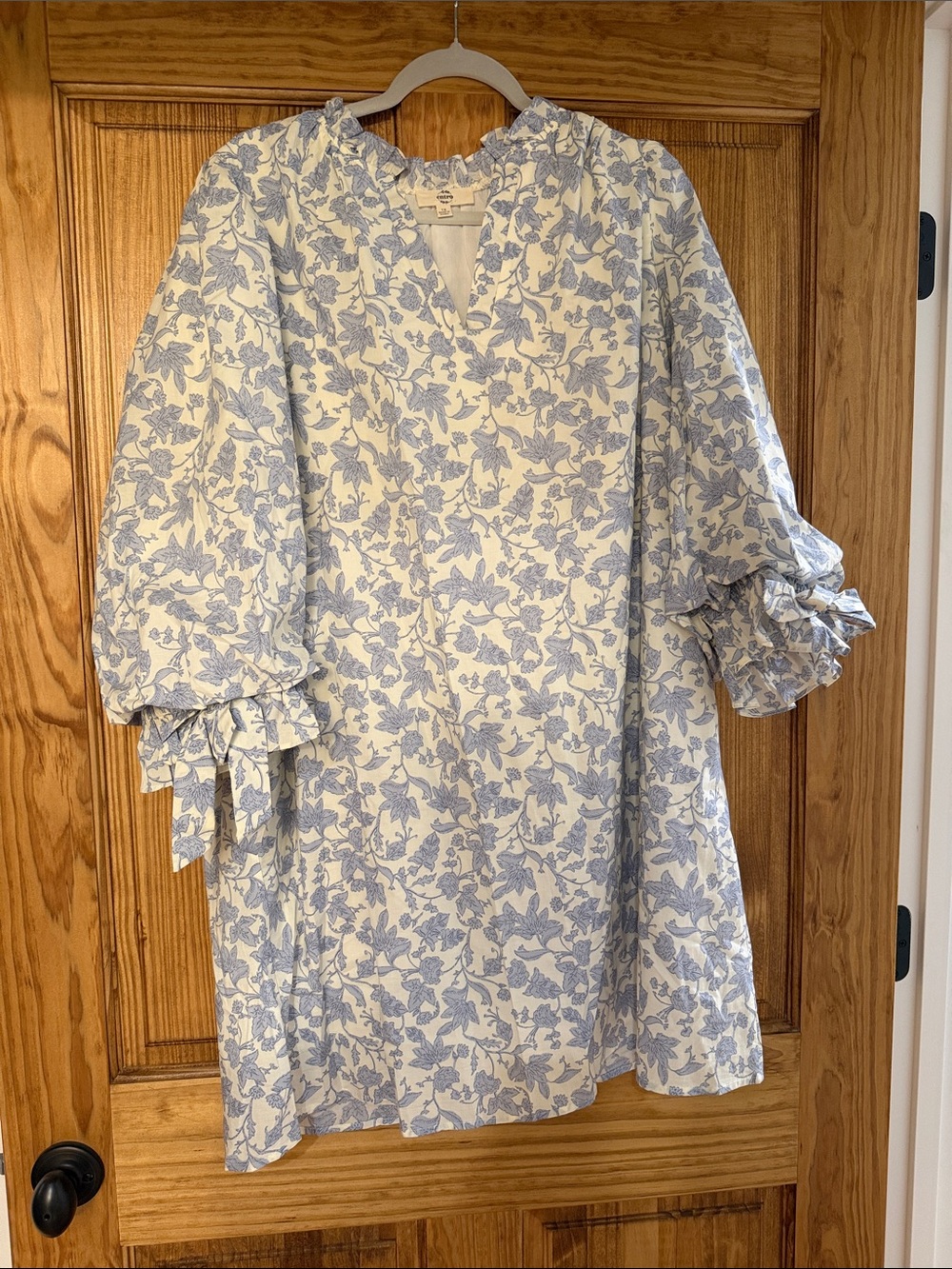 Entro Women’s Blue Floral Tie-Sleeve Dress